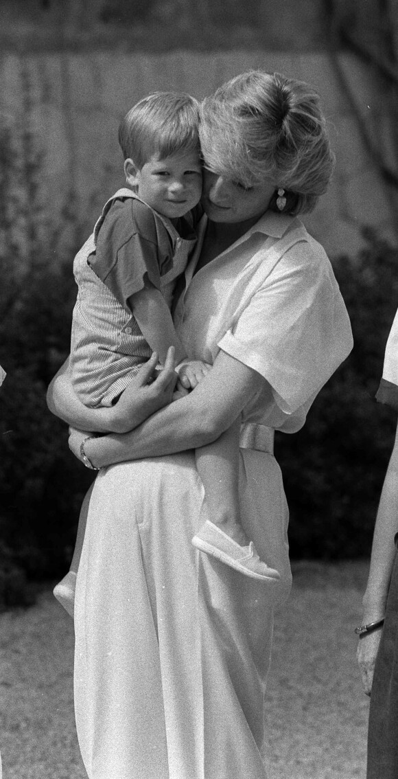 Lady Diana portant son fils Harry dans les bras