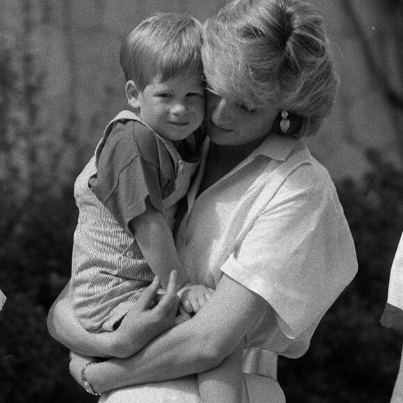 Lady Diana portant son fils Harry dans les bras