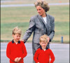 Lady Diana avec ses fils William et Harry à l'aéroport de d'Aberdeen