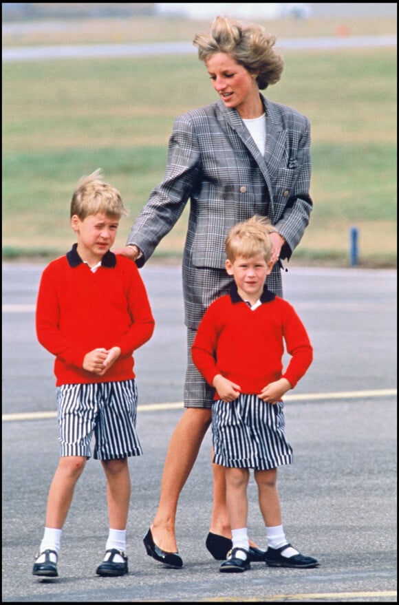 Lady Diana avec ses fils William et Harry à l'aéroport de d'Aberdeen