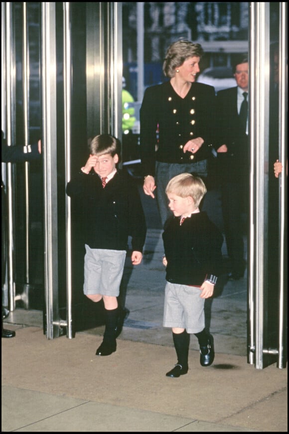 Lady Diana avec ses fils William et Harry lors d'une exposition hippique en 1988