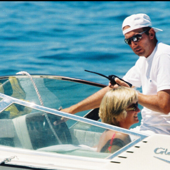 Photo de Dodi Al-Fayed en vacances à Saint-Tropez avec Lady Diana