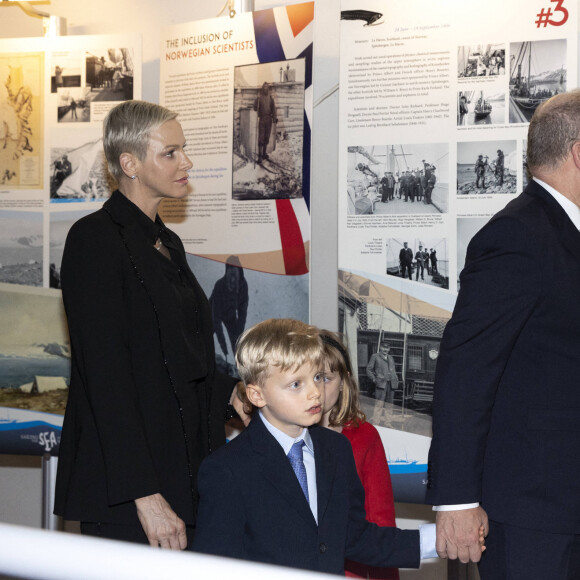 Le prince Albert II de Monaco, la princesse Charlene, le prince Jacques et la princesse Gabriella - Le prince Albert II de Monaco inaugure l'exposition l'exposition "Sailing the Sea of Science, Scientist and explorer.