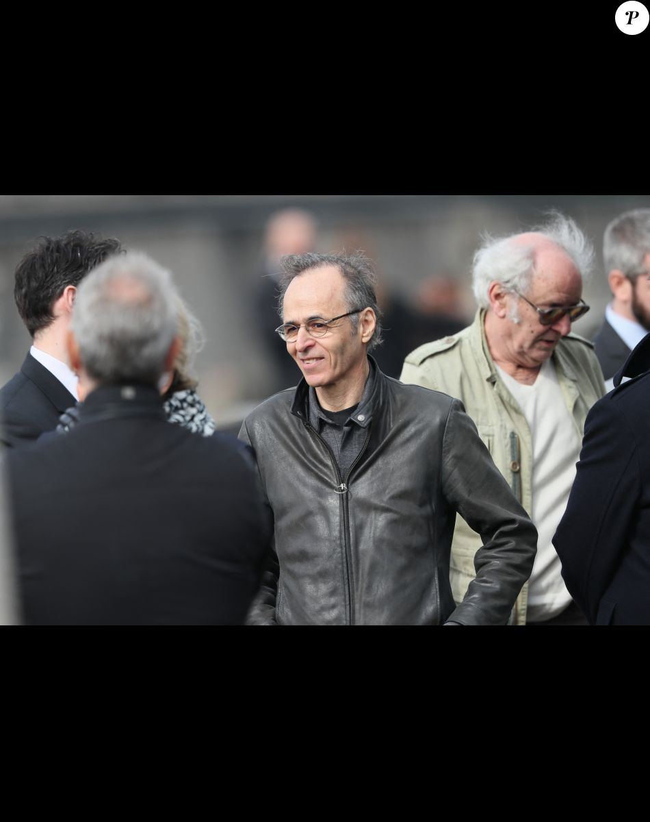 Jean-Jacques Goldman et Maxime Le Forestier lors des obsèques de Véronique Colucci au cimetière communal de Montrouge.