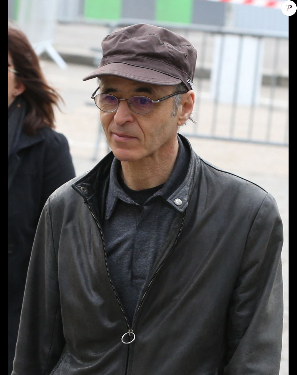 Jean-Jacques Goldman lors des obsèques de Véronique Colucci au cimetière communal de Montrouge, le 12 avril 2018.