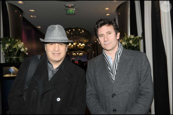 Raphaël Mezrahi et Serge Hazanavicius lors de la cérémonie des Globes de cristal, à Paris, le 8 février 2010 !