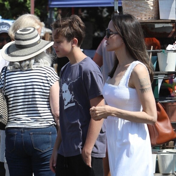 Angelina Jolie et son fils Knox vont acheter une statuette et des plantes sur un marché de Los Angeles, le 27 août 2022.