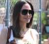 Angelina Jolie va acheter une statuette et des plantes sur un marché de Los Angeles.