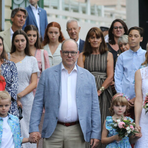 La Princesse Charlene de Monaco, le prince Albert II de Monaco, le prince Jacques de Monaco, marquis des Baux, la princesse Gabriella de Monaco, comtesse de Carladès, le maire de Monaco Georges Marsan, Mélanie De Massy - La famille princière de Monaco lors du traditionnel Pique-nique des monégasques au parc princesse Antoinette à Monaco le 3 septembre 2022. © Sébastien Botella/Nice Matin/Bestimage 