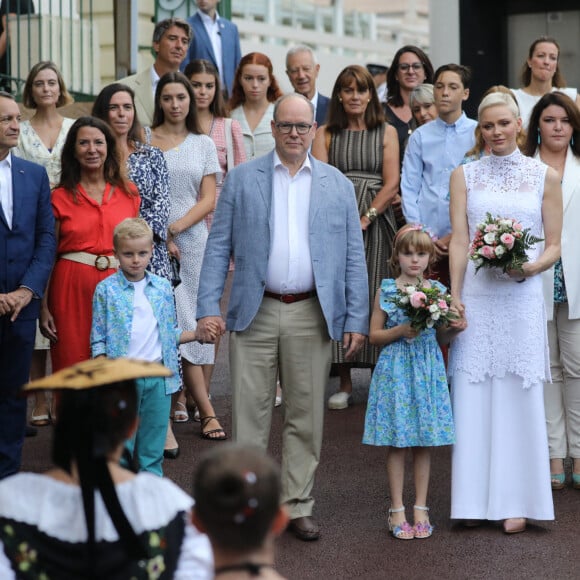 La Princesse Charlene de Monaco, le prince Albert II de Monaco, le prince Jacques de Monaco, marquis des Baux, la princesse Gabriella de Monaco, comtesse de Carladès, le maire de Monaco Georges Marsan, Mélanie De Massy - La famille princière de Monaco lors du traditionnel Pique-nique des monégasques au parc princesse Antoinette à Monaco le 3 septembre 2022. © Sébastien Botella/Nice Matin/Bestimage 