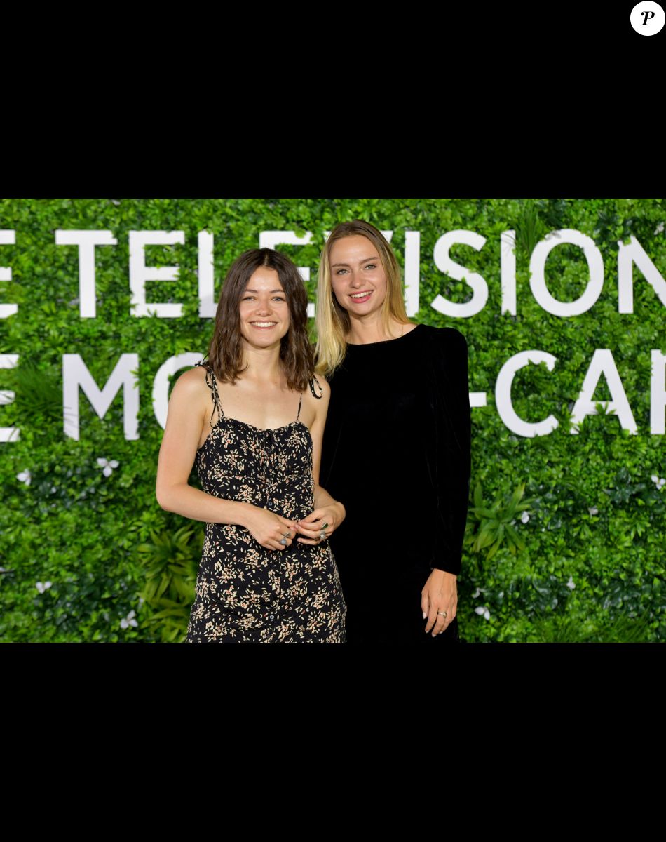 Julie Sassoust et Aurélie Pons pour la série Ici tout commence, sur le photocall du 60eme Festival de Télévision de Monte-Carlo au Grimaldi Forum à Monaco le 20 juin 2021. © Bruno Bebert/Bestimage
