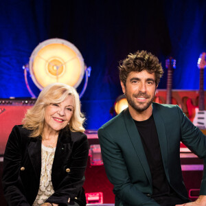 La chanteuse Nicoletta et Agustin Galiana - Backstage de l'enregistrement de l'émission "300 Choeurs chantent Les plus beaux duos" à Paris sur France 3. © Tiziano Da Silva / Bestimage 