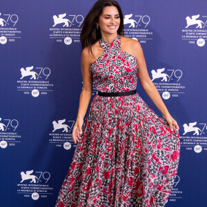 Penélope Cruz en robe Chanel - Photocall du film "L'Immensità" lors de la 79ème édition du festival international du film de Venise, la Mostra le 4 septembre 2022.