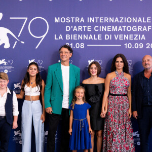 Patrizio Francioni, Penelope Nieto Conti, Vincenzo Amato, Maria Chiara Goretti, Luana Giuliani, Penelope Cruz, Emanuele Crialese - Photocall du film "L'Immensita" lors de la 79ème édition du festival international du film de Venise, la Mostra le 4 septembre 2022.