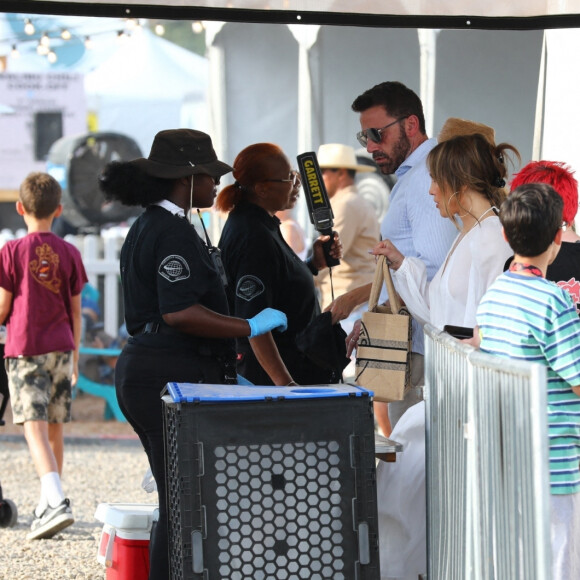 Ben Affleck et sa femme Jennifer Affleck (Lopez) accompagnée de ses enfants Emme et Maximilian, au parc d'attractions éphémère "Malibu Chili Cook-Off" à Los Angeles, le 4 septembre 2022.