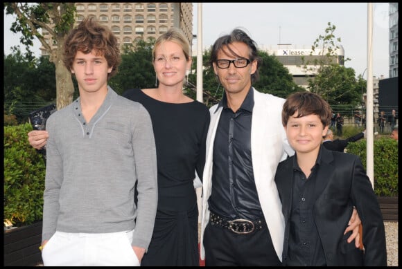 Exclusif : Luana et Paul Belmondo avec leurs fils Victor et Giacomo à Paris en 2010