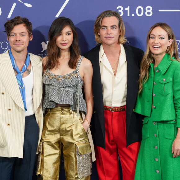 (L-R) Harry Styles, Gemma Chan, Chris Pine et director Olivia Wilde au photocall de "Don't Worry Darling" lors du 79ème Festival International du Film de Venise (Mostra), le 5 septembre 2022. 