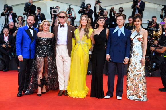 Nick Kroll, Florence Pugh, Chris Pine, Olivia Wilde, Sydney Chandler, Harry Styles, Gemma Chan à la première de "Don't Worry Darling" au 79ème Festival International du Film de Venise (Mostra), le 5 septembre 2022. 