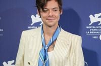 Harry Styles a-t-il craché sur Chris Pine à Venise ? Les fans en sont convaincus, la vidéo qui fait le tour du monde