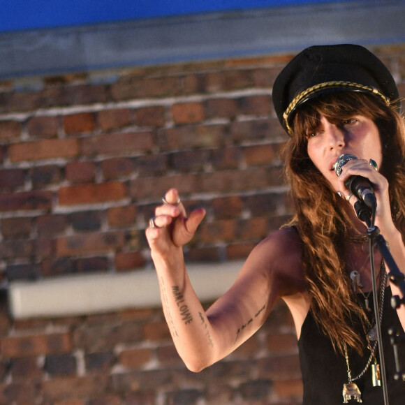 Lou Doillon en concert lors de la soirée de présentation de la nouvelle plateforme de marque "Génération IKKS" et de la première capsule iconique "La Leather Story" sur les toits de la capitale, rue d'Abbeville, à Paris. Le 8 septembre 2021 © Rachid Bellak / Bestimage 