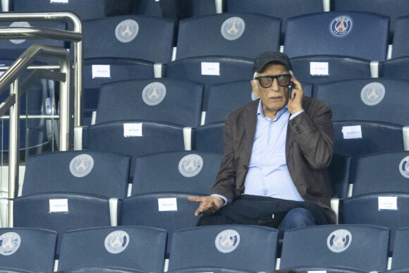 Gérard Darmon - People assistent au match aller de la Ligue des Champions entre le Paris Saint-Germain contre la Juventus (2-1) au Parc des Princes à Paris le 6 septembre 2022.