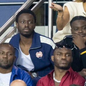 Dadju et son frère - People assistent au match aller de la Ligue des Champions entre le Paris Saint-Germain contre la Juventus (2-1) au Parc des Princes à Paris le 6 septembre 2022.