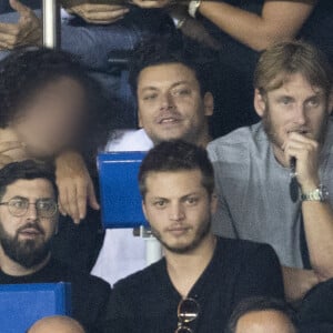 Kev Adams et son petit frère Lirone - People assistent au match aller de la Ligue des Champions entre le Paris Saint-Germain contre la Juventus (2-1) au Parc des Princes à Paris le 6 septembre 2022.