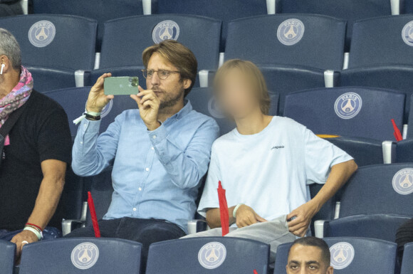 Mathieu Vergne et son fils - People assistent au match aller de la Ligue des Champions entre le Paris Saint-Germain contre la Juventus (2-1) au Parc des Princes à Paris le 6 septembre 2022