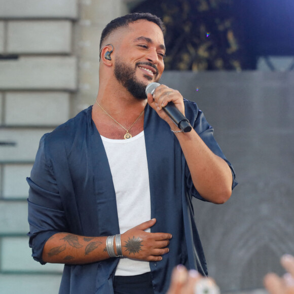Slimane - Concert RFM Music Show sur le parvis de l'Hôtel de Ville de Levallois Perret. Le 18 juin 2022. Le show sera diffusé le 23 juin, à 21h15 sur C8 et en simultané sur RFM ! © Christophe Clovis / Bestimage 
