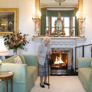 La reine Elisabeth II d’Angleterre recevant Liz Truss, nouvelle Première ministre britannique, à Balmoral pour lui demander de former un nouveau gouvernement.