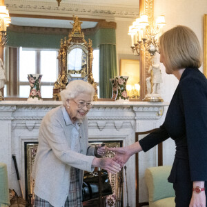La reine Elisabeth II d’Angleterre reçoit Liz Truss, nouvelle Première ministre britannique, à Balmoral pour lui demander de former un nouveau gouvernement. La veille, Liz Truss avait été désigné à 57 % des voix comme leader du parti conservateur. Le 6 septembre 2022.