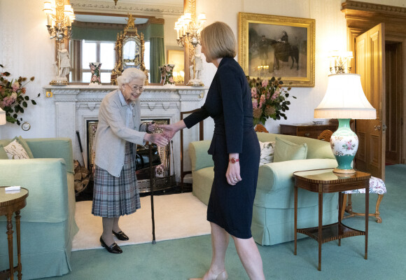 La reine Elisabeth II d’Angleterre reçoit Liz Truss, nouvelle Première ministre britannique, à Balmoral pour lui demander de former un nouveau gouvernement. La veille, Liz Truss avait été désigné à 57 % des voix comme leader du parti conservateur. Le 6 septembre 2022.