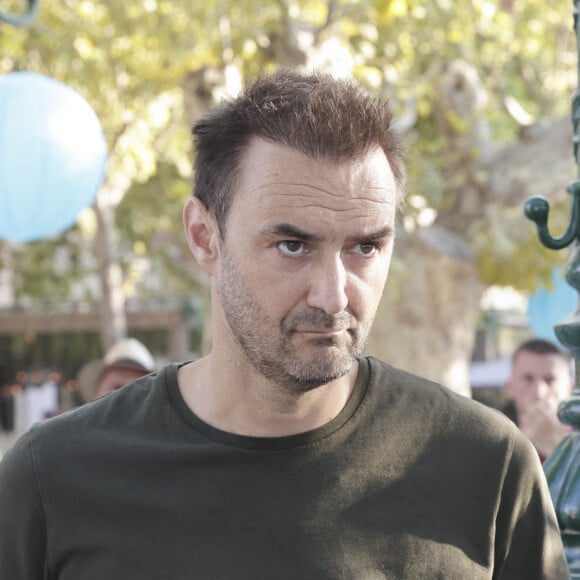 Cyril Lignac lors d'un tournoi de pétanque place des Lices organisé par le magazine Turquoise pour l'association Sourire à la vie à Saint-Tropez. © Jack Tribeca / Bestimage