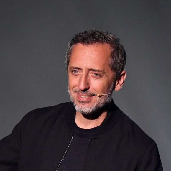 Gad Elmaleh joue son spectacle "D'ailleurs" au centre événementiel de Courbevoie le 7 septembre 2021. 6 ans après " Sans tambour " et une tournée internationale avec un spectacle en anglais dans plus de 15 pays, Gad Elmaleh est de retour avec un one-man show inédit : "D'ailleurs" © Lionel Urman / Bestimage 