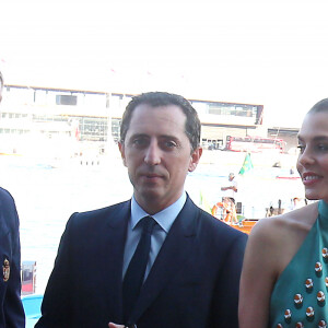 Gad Elmaleh et sa compagne Charlotte Casiraghi arrivant à la soirée pour l'inauguration du nouveau Yacht Club de Monaco, Port Hercule, le 20 juin 2014. 