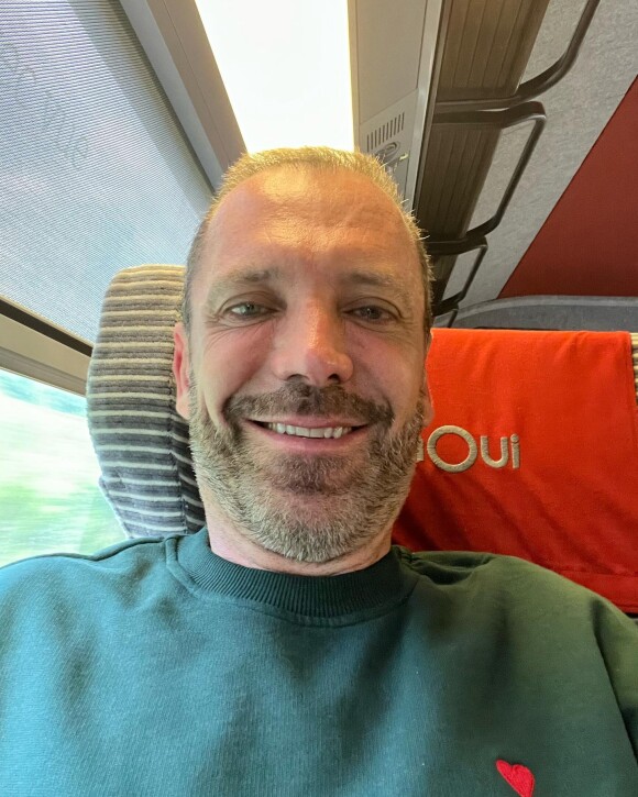 Thibault Chanel souriant dans un train
