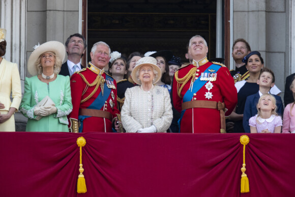 Camilla Parker Bowles, duchesse de Cornouailles, le prince Charles, prince de Galles, la reine Elisabeth II d’Angleterre, le prince Andrew, duc d’York, le prince Harry, duc de Sussex, et Meghan Markle, duchesse de Sussex, la princesse Beatrice d’York, la princesse Eugenie d’York, la princesse Anne, isla Phillips, James Mountbatten-Windsor, vicomte Severn - La famille royale au balcon du palais de Buckingham lors de la parade Trooping the Colour 2019, célébrant le 93ème anniversaire de la reine Elisabeth II, Londres, le 8 juin 2019