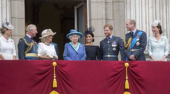 La comtesse Sophie de Wessex, le prince Charles, Camilla Parker Bowles, duchesse de Cornouailles, la reine Elisabeth II d'Angleterre, Meghan Markle, duchesse de Sussex, le prince Harry, duc de Sussex, le prince William, duc de Cambridge, Kate Catherine Middleton, duchesse de Cambridge - La famille royale d'Angleterre lors de la parade aérienne de la RAF pour le centième anniversaire au palais de Buckingham à Londres. Le 10 juillet 2018