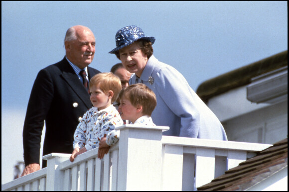 La reine Elizabeth II et ses petits-fils Harry et William en 1986