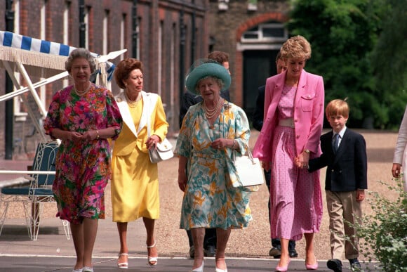 QUEEN ELIZABETH II, PRINCESS MARGARET, THE QUEEN MOTHER, PRINCE CHARLES & THE PRINCESS OF WALES(WEARING PINK POLKA DOT STYLE DRESS WITH PINK JACKET) HOLDING HANDS WITH PRINCE HARRY AS THEY CELEBARTE THE BIRTHDAY OF THE QUEEN MOTHER AT CLARENCE HOUSE - 92/7329 Copyright Express Newspapers www.expresspictures.com Express Syndication +44 208 612 7903/7884/7906/7661 