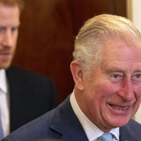 Le prince Charles et le prince Harry, duc de Sussex, lors d'un forum sur les crimes violents chez les jeunes à la Clarence House à Londres. Le 12 décembre 2018 