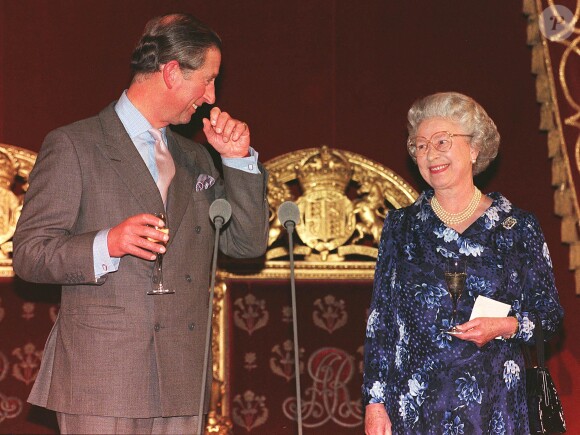Archive - La reine Elisabeth II d'Angleterre et son fils Charles en 1998