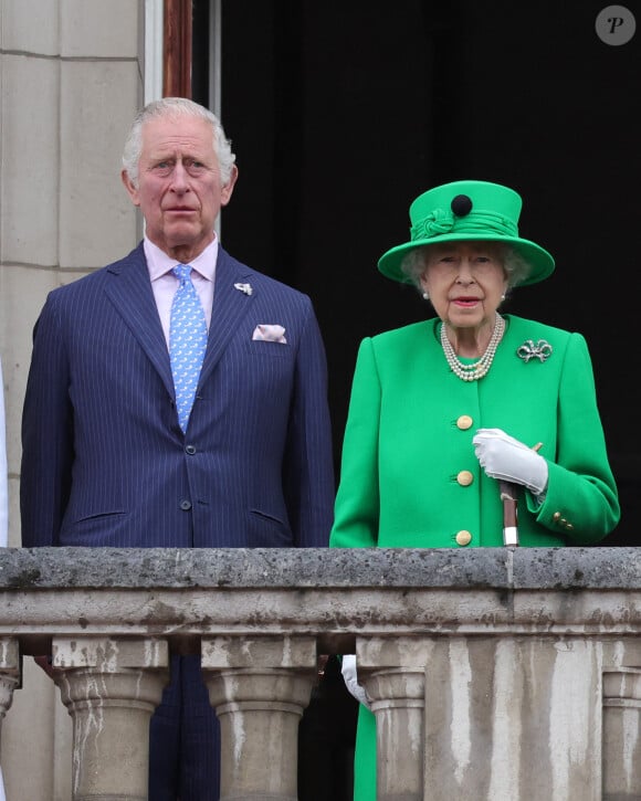 Charles et la reine Elisabeth II d'Angleterre lors de la grande parade qui clôture les festivités du jubilé de platine de la reine à Londres