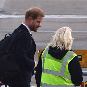 Le prince Harry, duc de Sussex, arrive à l'aéroport de Aberdeen, au lendemain du décès de la reine Elisabeth II d'Angleterre au château de Balmoral