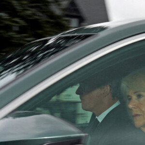 Le roi Charles III d'Angleterre et la reine consort Camilla Parker Bowles quittent la résidence de Birkhall en Ecosse, au lendemain du décès de la reine Elisabeth II d'Angleterre, pour se rendre à Londres. Le 9 septembre 2022