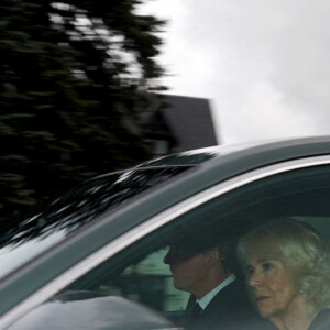 Le roi Charles III d'Angleterre et la reine consort Camilla Parker Bowles quittent la résidence de Birkhall en Ecosse, au lendemain du décès de la reine Elisabeth II d'Angleterre, pour se rendre à Londres. Le 9 septembre 2022
