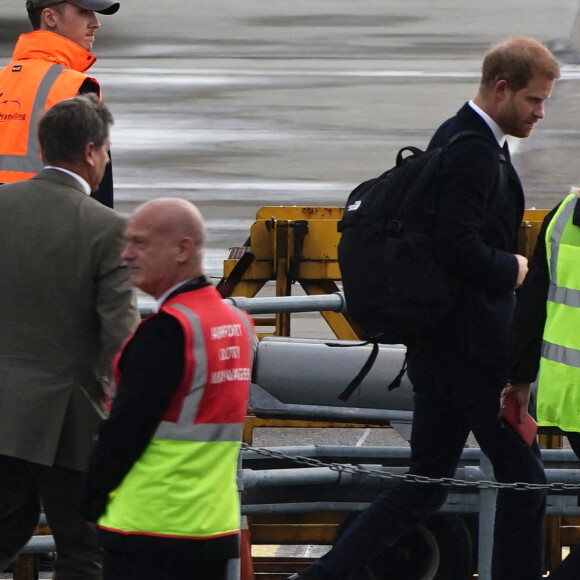 Le prince Harry, duc de Sussex, arrive à l'aéroport de Aberdeen, au lendemain du décès de la reine Elisabeth II d'Angleterre au château de Balmoral. Le 9 septembre 2022