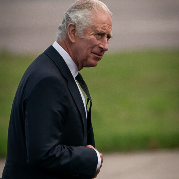 Le roi Charles III d'Angleterre et la reine consort Camilla Parker Bowles prennent un avion à l'aéroport de Aberdeen, au lendemain du décès de la reine Elisabeth II d'Angleterre au château de Balmoral, pour rejoindre Londres. Le 9 septembre 2022