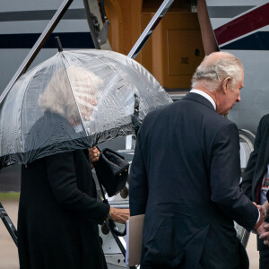 Le roi Charles III d'Angleterre et la reine consort Camilla Parker Bowles prennent un avion à l'aéroport de Aberdeen, au lendemain du décès de la reine Elisabeth II d'Angleterre au château de Balmoral, pour rejoindre Londres. Le 9 septembre 2022