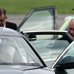 Le roi Charles III d'Angleterre et la reine consort Camilla Parker Bowles prennent un avion à l'aéroport de Aberdeen, au lendemain du décès de la reine Elisabeth II d'Angleterre au château de Balmoral, pour rejoindre Londres. Le 9 septembre 2022